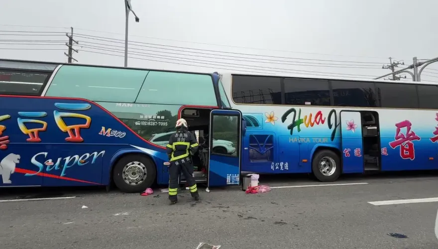 影/近距離變形現場直擊！嘉義「2進香團遊覽車撞轎車」釀24傷