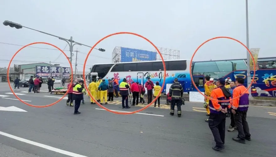 影/ 嘉義媽祖大道「2遊覽車追尾轎車」24傷　疑煞車不及