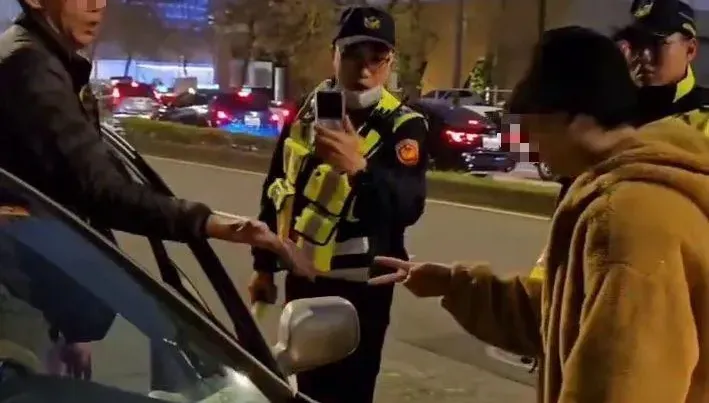 影/桃園燈會搶車位險釀肢體衝突！警妙招要雙方「拳頭」解決
