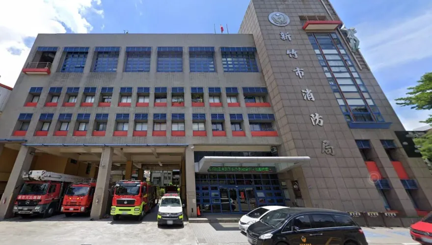 新竹爆消防局替代役帶女孩「交誼廳連結」！爽喊「拍照啾啾」