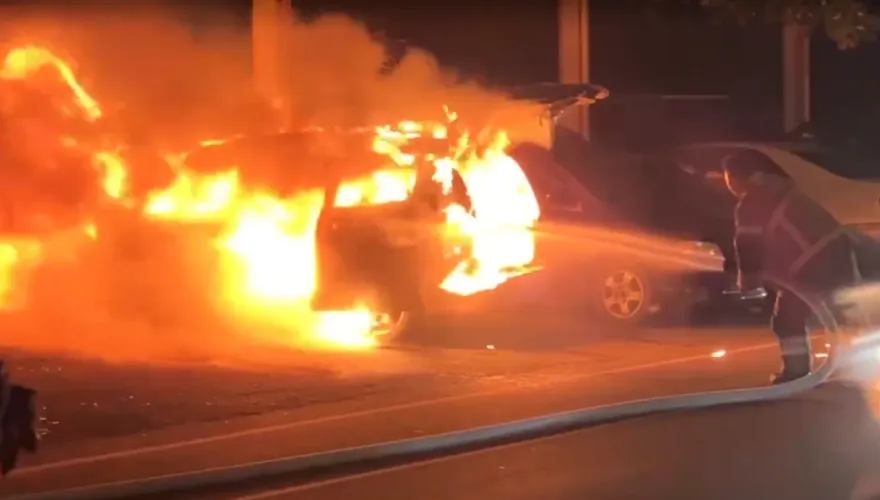 影/恆春保養廠休旅車起火爆炸！落山風捲起「火焰漩渦」