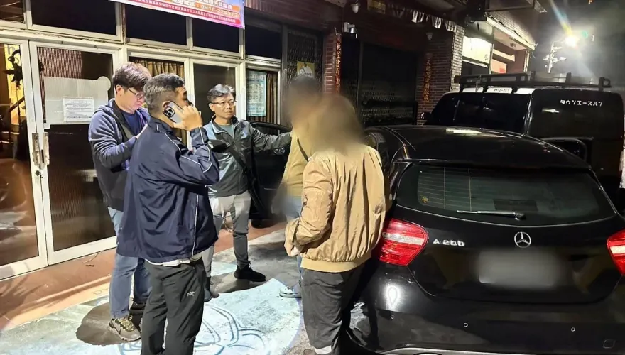 酒後一言不合就亮槍！高雄小港警逮2人　畫面直擊