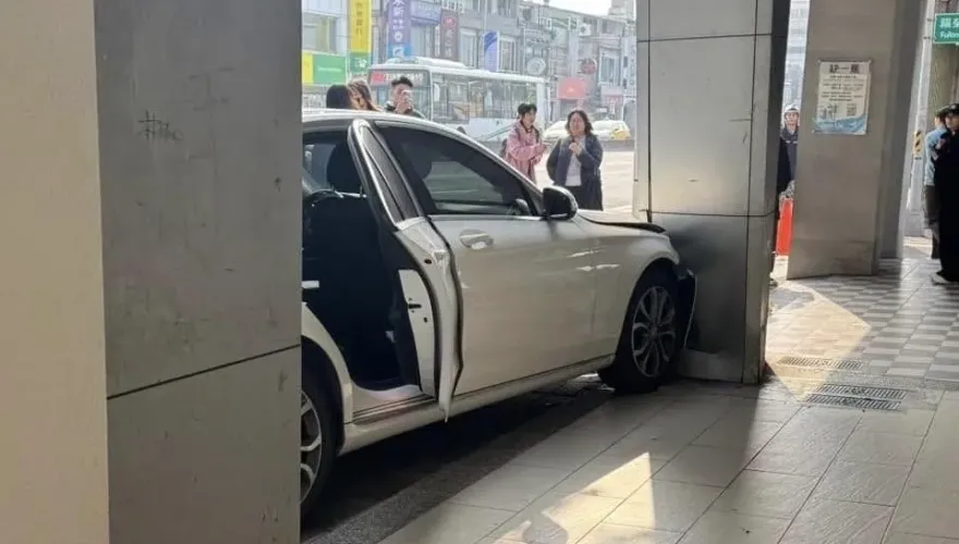 北市嚴重車禍！賓士車暴衝撞進人行道　3人受傷