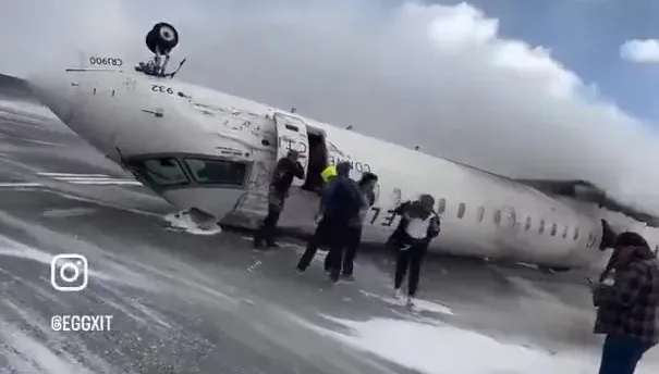 影/達美航空「降落機身180度翻覆」15人受傷　影像曝光