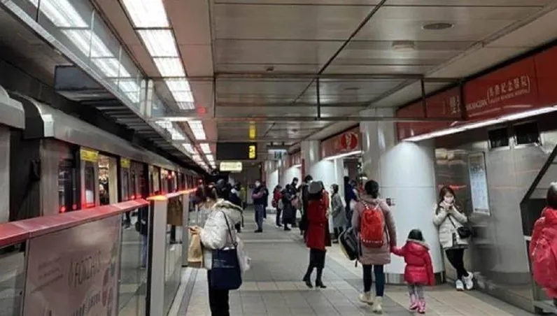 北捷老翁車廂內摔倒後腦著地　網批拆扶手釀禍