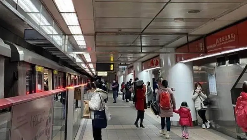 北捷「紅線」尿騷味攻擊　通勤族崩潰：幾乎每一台都是