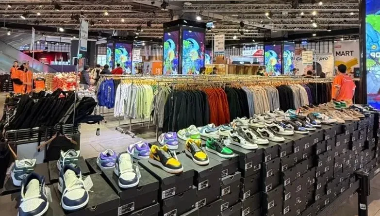 NIKE特賣會失控！民眾直擊：鞋盒翻落一地「像垃圾堆」