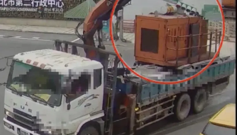 影/新北重大事故！吊桿車拉倒紅綠燈桿、驚悚畫面直擊