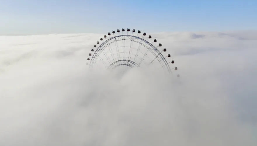 影/霧鎖台中！麗寶摩天輪雲霧繚繞　搭上雲端美景曝