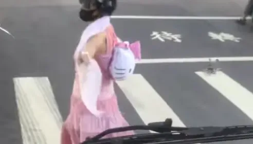 粉裙女「邊扭屁股邊過馬路」！駕駛傻眼全錄下　警認證違法