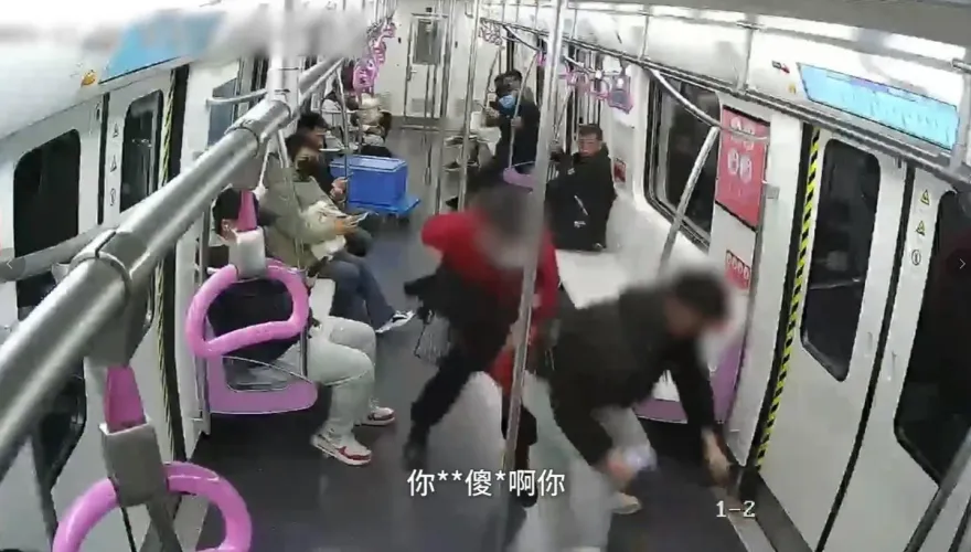 火爆女怒甩男子巴掌！北京地鐵爆全武行　竟因「包包遭挪」