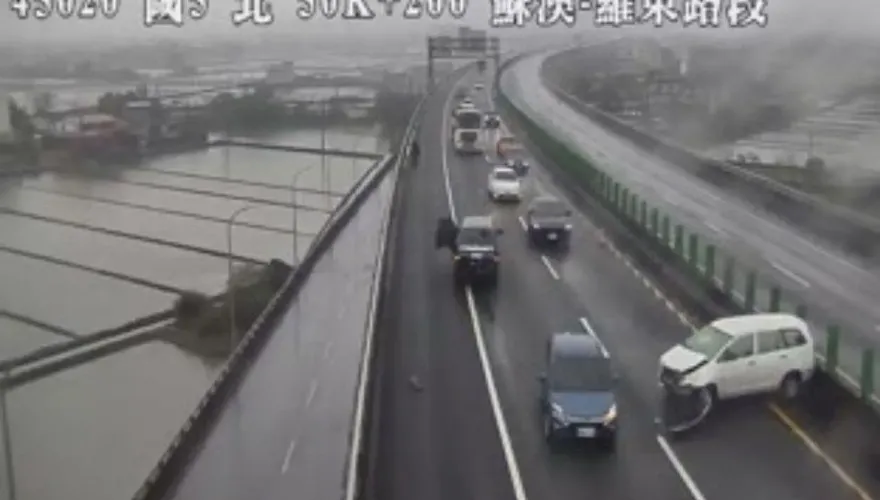 國5北向羅東段嚴重車禍！2車撞擊後車頭毀、傷亡不明