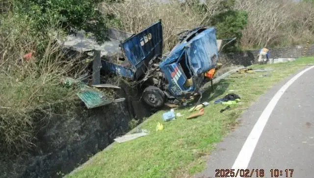 影/恆春貨車「自撞山壁」卡山溝　駕駛重傷送醫