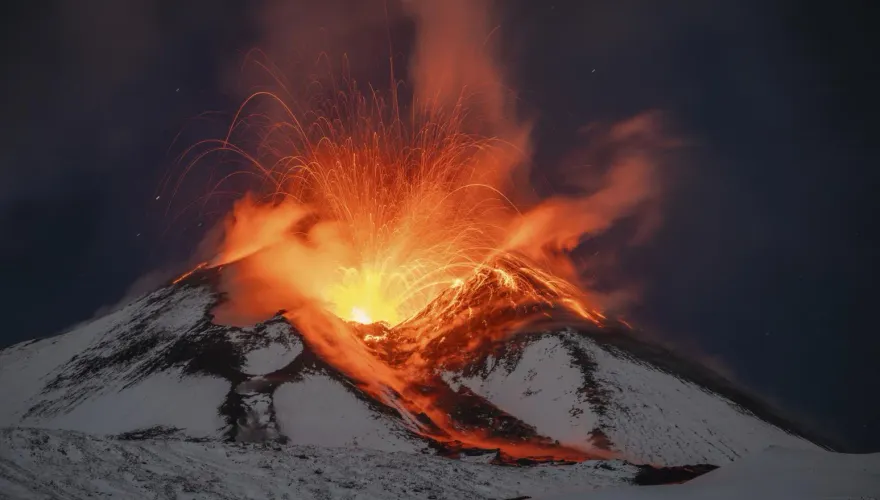 義大利火山噴發大批遊客朝聖　阻擋道路通行救援人員頭痛