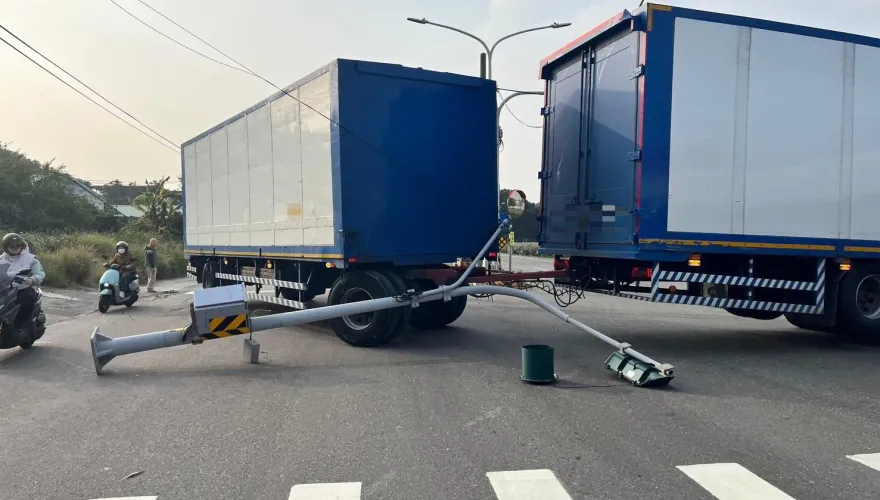 塞爆了！台南連結車撞斷號誌桿　車身阻斷關新路雙向交通