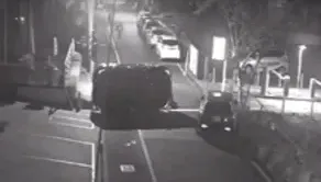 影/宜蘭男子自撞路邊車翻覆跳車逃逸！居民聽巨響查看嚇壞