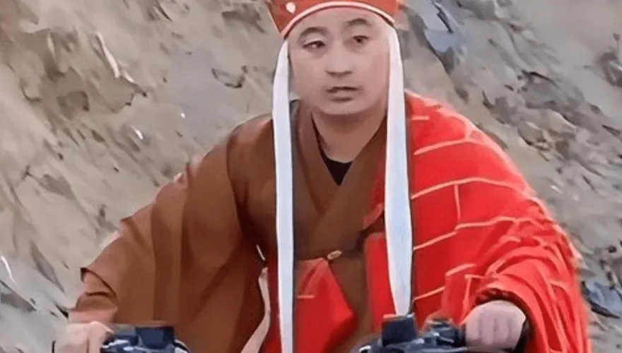 疑熬夜直播後心肌梗塞…37歲陸搞笑網紅「越野唐僧」猝逝