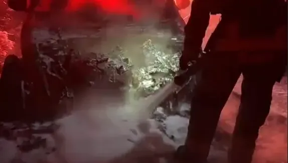 影/汽車底盤突冒火球！陸千萬網紅「下車秒撤」逃死劫