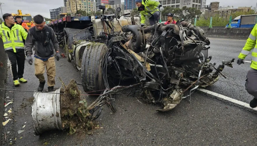 國1清晨爆事故「車流大回堵」　聯結車衝出護欄翻落