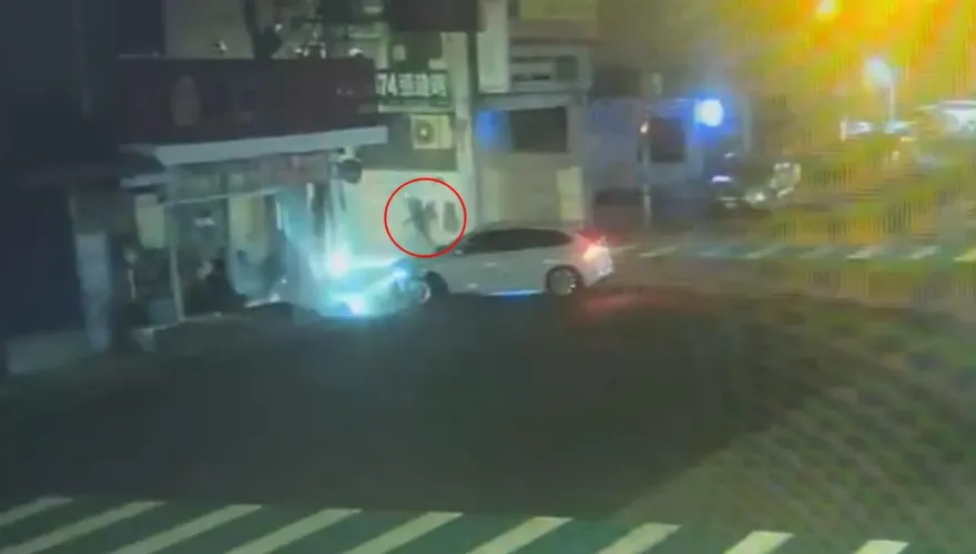 影/阻止不了吃火鍋決心？駕駛恍神猛撞火鍋店　騎士驚嚇急跳車