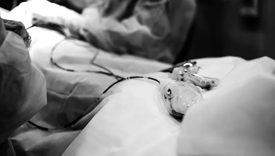「菜刀插脖幾斷」法醫楊敏昇初驗屍　枕邊妻猶變女屍瞪大眼