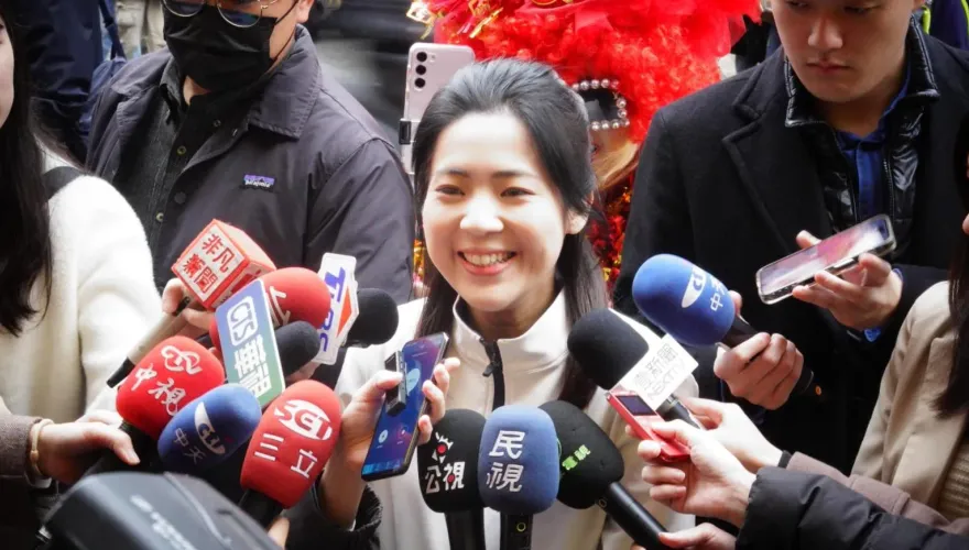 蜜獾神踢館！曹興誠討拍喊遭霸凌　徐巧芯開戰「誰逼你交女友」