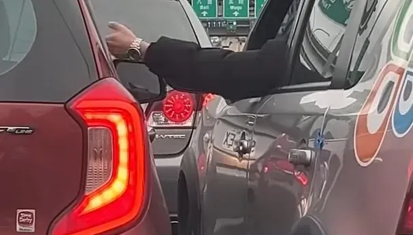 影/國1五股段驚見「2車並行擠上交流道」！車主怒拍鄰車車窗