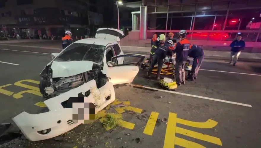 影/高雄慘烈車禍！酒駕男自撞分隔島「整輛撞爛」