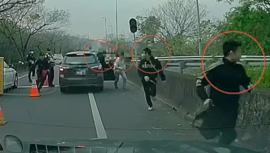 影/台76快臨檢「6猴下車狂竄」跳邊坡　警看傻眼