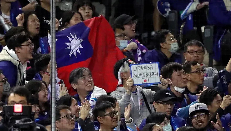 12強冠軍加油啊！日本球迷高舉標語挺中華隊：明年3月我們在東京見