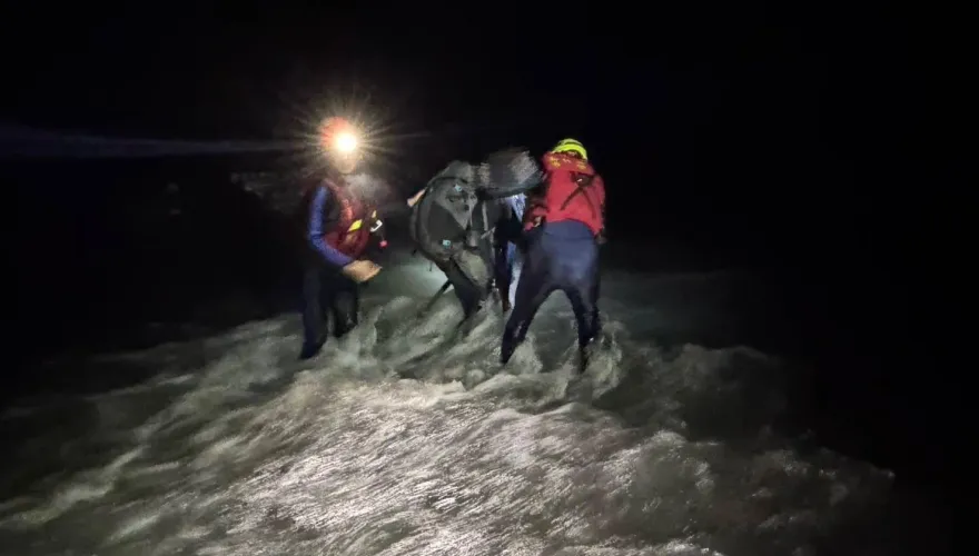 險遭惡水吞噬！新竹泰崗野溪暴漲　2女泡湯受困驚險獲救