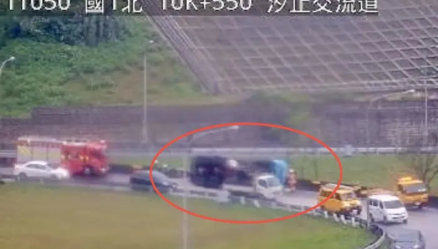 下班注意！國1汐止段水泥預拌車撞護欄　翻覆側躺占閘道