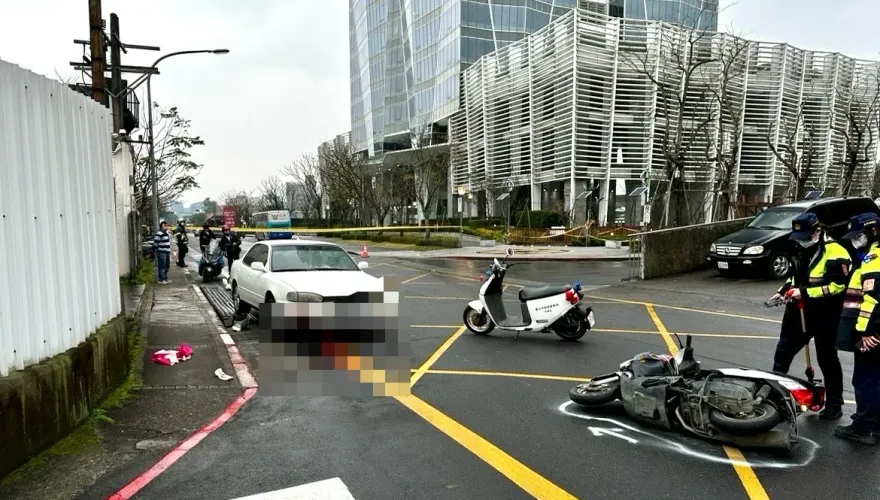 影/北市嚴重車禍！機車擦撞騎士遭轎車追撞　困車底命危
