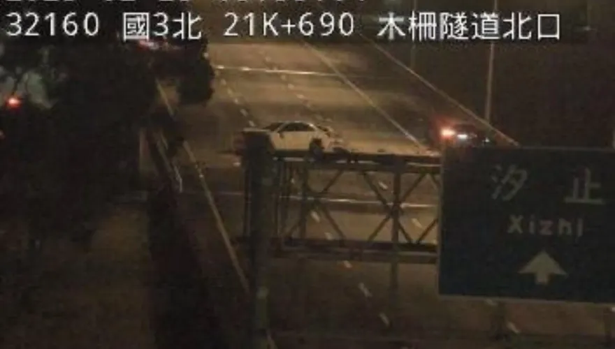 國3北向木柵段嚴重車禍！　「車頭全毀」打橫路中央