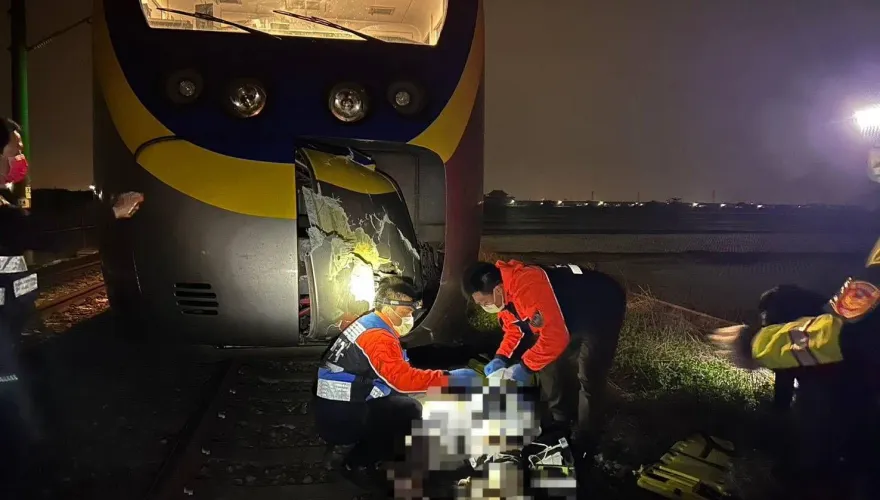 台鐵出事！　男闖鐵軌被區間車撞擊「死在車頭前」