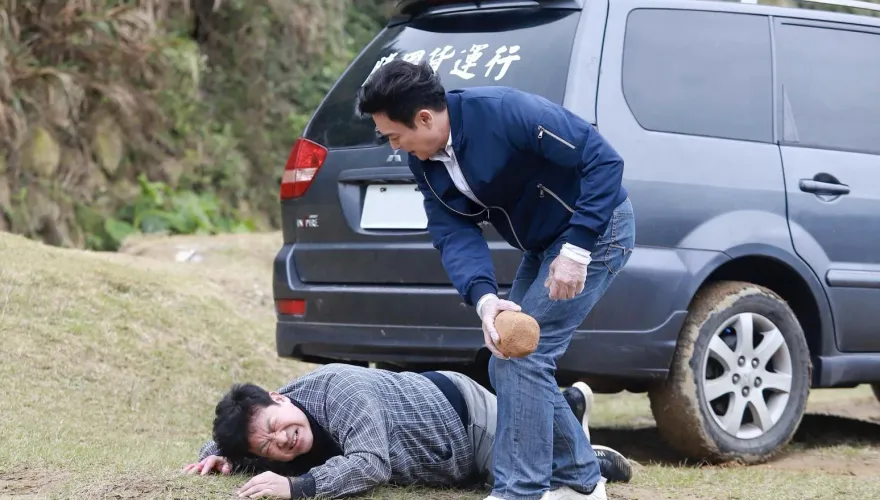 楊慶煌拍戲遇襲！王燦自爆下毒手「喪心病狂」　驚悚畫面曝光