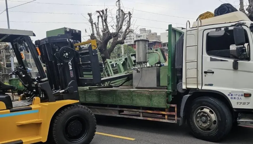 新北工安意外！堆高機卸貨機械翻覆　駕駛遭壓眼球噴出命危