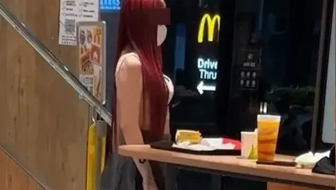 疑成人平台紅髮女模趴速食店脫褲裸拍　網轟：挑戰道德底線