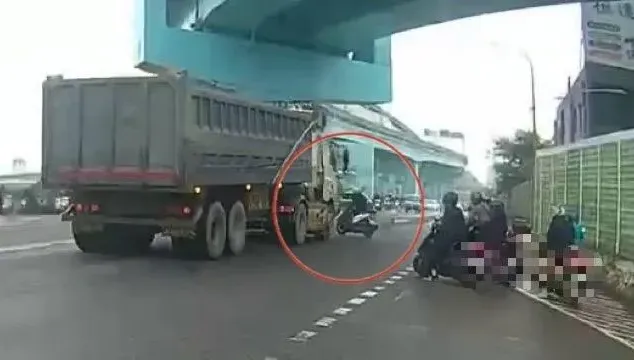 影/土城死亡車禍！曳引車闖紅燈撞死綠燈行機車騎士