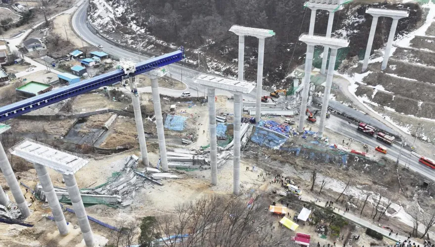 韓高速公路崩塌釀4死6傷　用路人目睹嚇傻「差5秒就沒命」