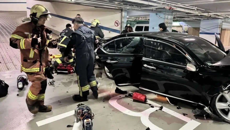 林口百萬轎車停車場暴衝撞柱　滿地紅色液體3人送醫