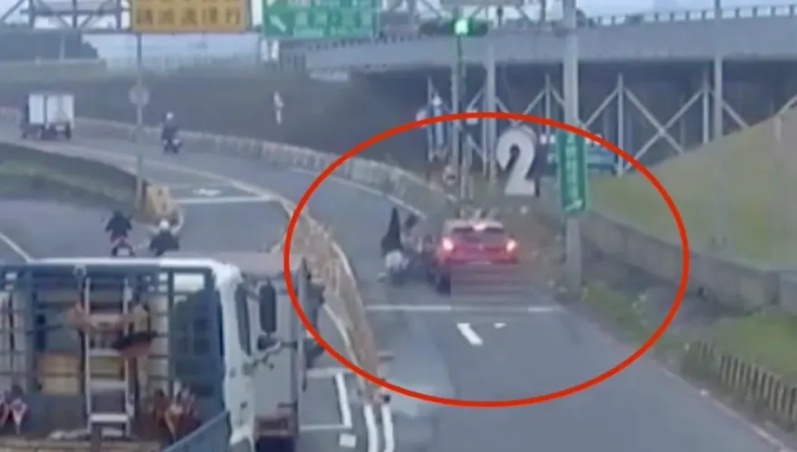 影/驚險瞬間！黃牌重機越堤道遭轎車追撞　騎士險遭輾過