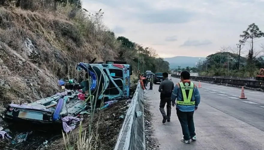 煞車失靈！泰旅遊巴士失控翻車墜溝　慘釀18死23傷
