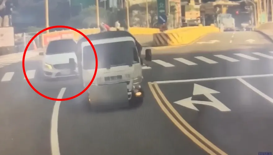 影/街頭隨機攔車攻擊？基隆惡霸踹門揮刀　警以車追人