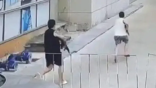 影/柬埔寨街頭大火拼！兩派人馬「操AK47狂掃射」…逮5陸男