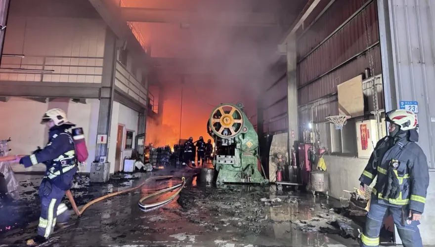 影/新北大火！五股木材廠陷火海延燒　現場疑有員工受困
