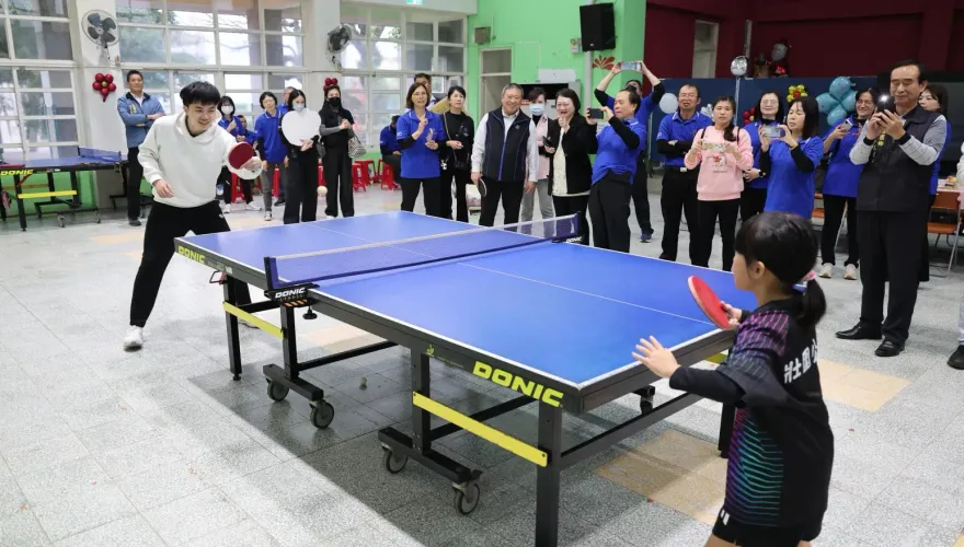 林昀儒牽線！捐10萬訓練金予公館國小　鼓勵小選手享受桌球