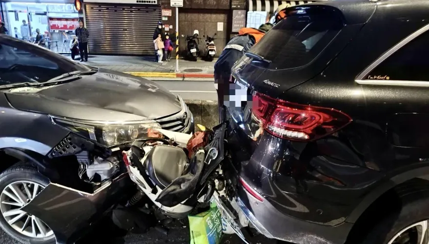 北市車禍！內湖2車追撞機車遭「夾擊」壓扁　騎士骨折送醫