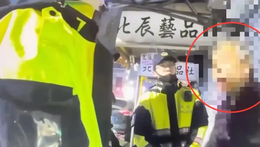 影/北市醉大叔清晨街頭咆哮失控　攻擊員警秒變「在地青年」