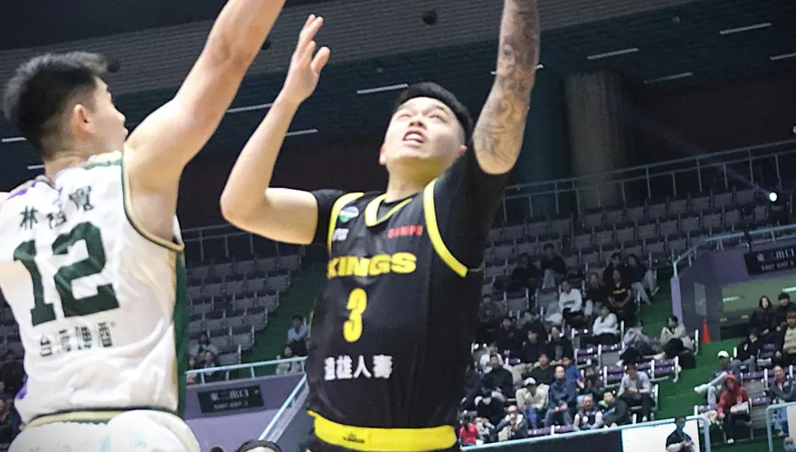 不愧是「新北塔圖姆」！陳俊男霸氣上籃殺死比賽　率國王3分險勝雲豹